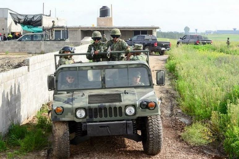 Almoloya de Juarez, Mex. Agentes Federales y Militares resguardan y recaban evidencias en la casa donde desemboca el tunel por donde Joaquin 