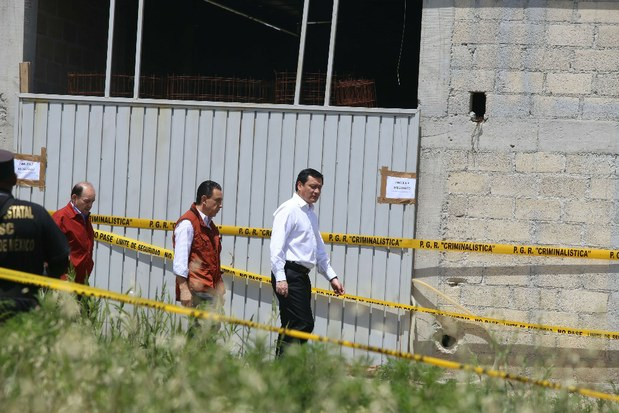 El secretario de Gobernación, Miguel Ángel Osorio Chong, acudió este lunes a la casa donde se fugó Joaquín Guzmán Loera. Foto Cuartoscuro