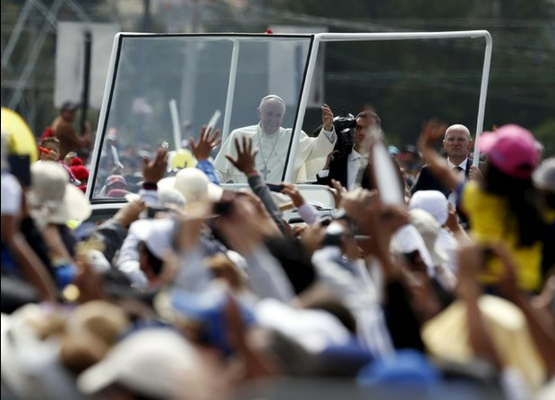 A bordo del papamóvil, el pontífice recorrió el parque Bicentenario de Quito. Foto Reuters