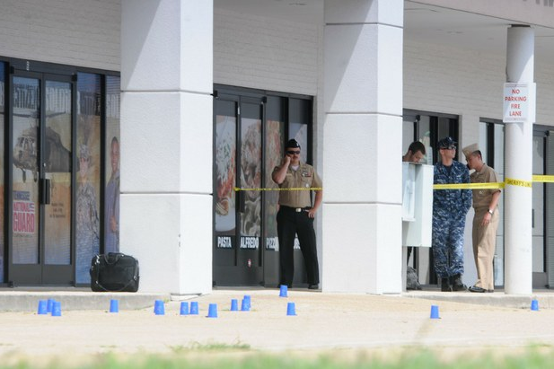 Autoridades acordonaron el área donde un hombre abrió fuego y asesinó a cinco personas en Chattanooga, Tennesse, EU. Foto Ap