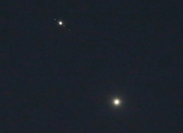 Los planetas Venus (de fondo), y Júpiter, (en la parte superior, centro) iluminan el cielo sobre Matthews, en Carolina del Norte, el 29 de junio de 2015. Foto Ap