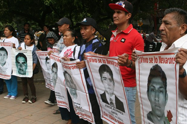 Familiares de los 43 normalistas desaparecidos y organizaciones sociales iniciaron la XV Jornada Global por Ayotzinapa. Foto: La Jornada