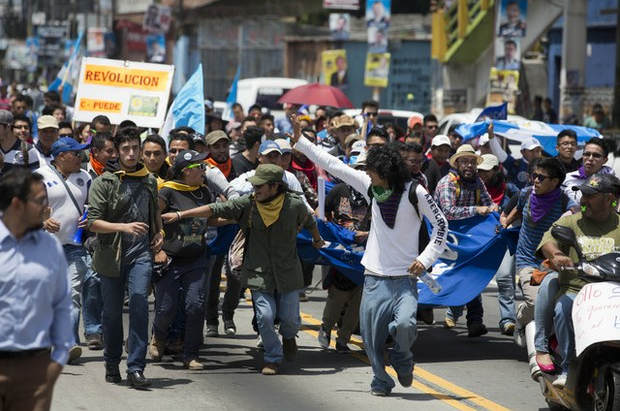 Estudiantes de la Universidad Nacional marchan al Palacio de Gobierno de Guatemala, para exigir la renuncia del presidente Otto Pérez Molina. Foto Ap
