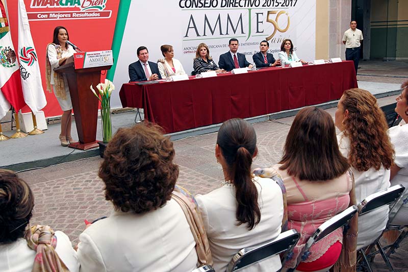 Este lunes se realizó la toma de protesta de la mesa directiva 2015-2017 de la AMMJE, Capítulo Zacatecas, que está presidido por Blanca Mena Murillo. Aspecto del evento ■ foto: andrés sánchez