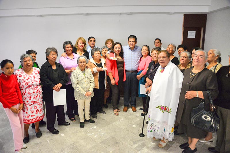 Algunos de los asistentes a la capacitación convivieron con el alcalde de Guadalupe, Roberto Luévano ■ foto: LA JORNADA ZACATECAS