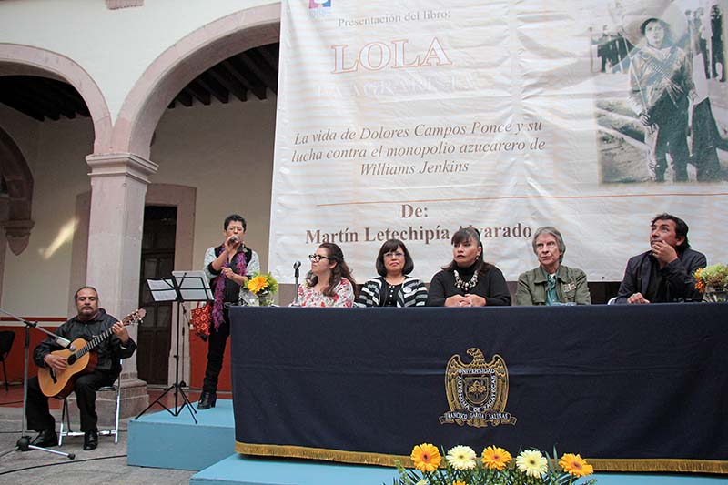 La presentación del libro se realizó en el patio central de Rectoría, en la capital zacatecana ■ FOTO: ERNESTO MORENO