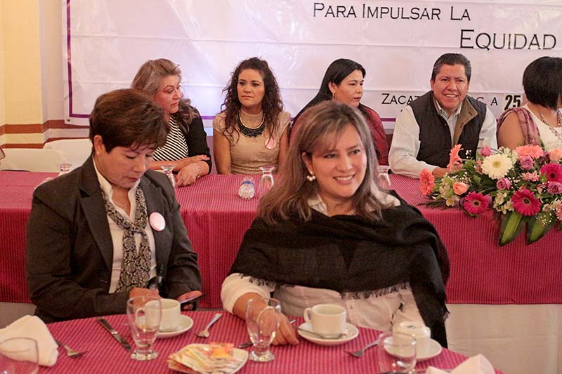 “Sí se puede y se nos están acomodando los astros”, dijo el senador a las mujeres asistentes. Se comprometió, además, a promover la paridad de género ■ foto: ernesto moreno