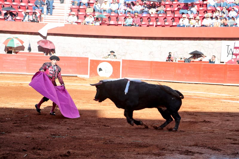 Muy por encima de las cualidades de los toros, los diestros Arturo Macías, Octavio García y Pepe Moral ■ fotos: odín salinas