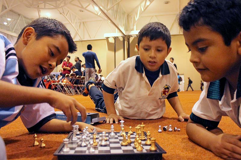 El arte del ajedrez retira a los jóvenes de las malas amistades y estimula el rendimiento escolar, informan ■ FOTO: RAFAEL DE SANTIAGO