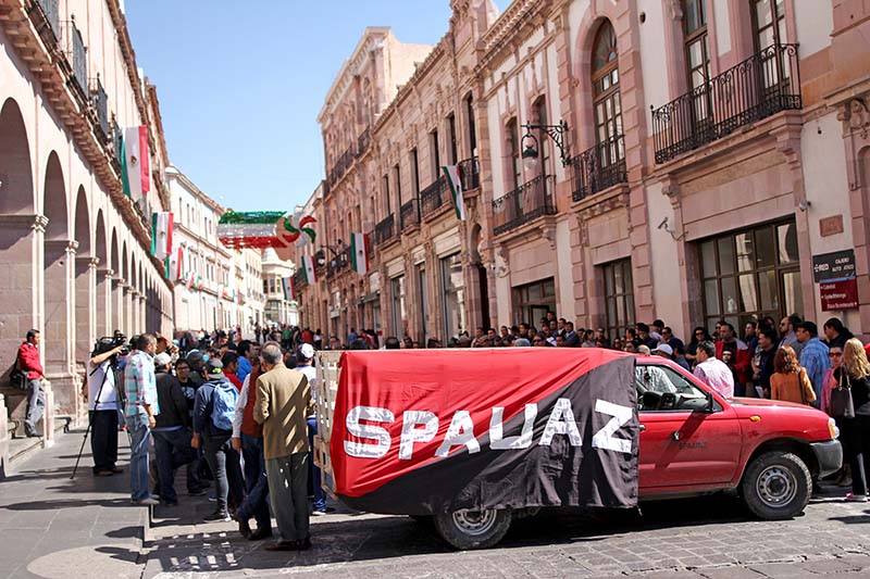 Los agremiados al Spauaz bloquearon momentáneamente la avenida Hidalgo ■ foto: andrés sánchez