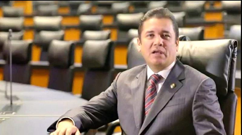 Fotograma del video publicado en Youtube donde rinde cuentas de su labor como legislador ■ FOTO: LA JORNADA ZACATECAS