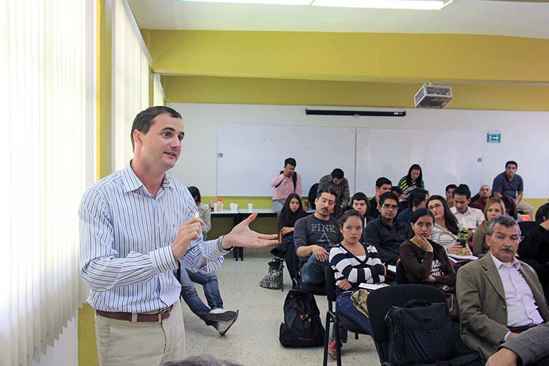 Gabriel Bolea Cosmin, maestro de la UNAM, durante su intervención en el seminario ■ foto: ernesto moreno