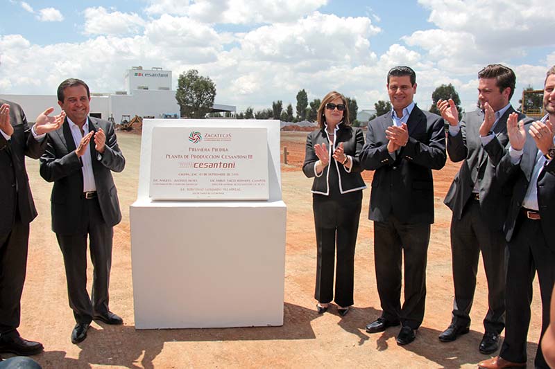 En la compañía Cesantoni se colocó la primera piedra de una nueva fábrica, que será la tercera de la empresa. Se invirtieron 256 millones de pesos y generará 300 empleos