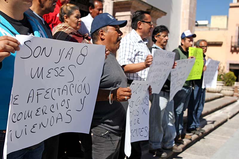Vecinos y comerciantes se manifestaron a las afueras del Congreso del estado ■ foto: andrés sánchez