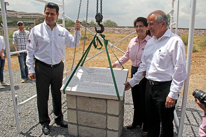 El gobernador del estado estuvo presente al inicio del proyecto, junto con Gema Mercado, directora del Cozcyt ■ foto: andrés sánchez