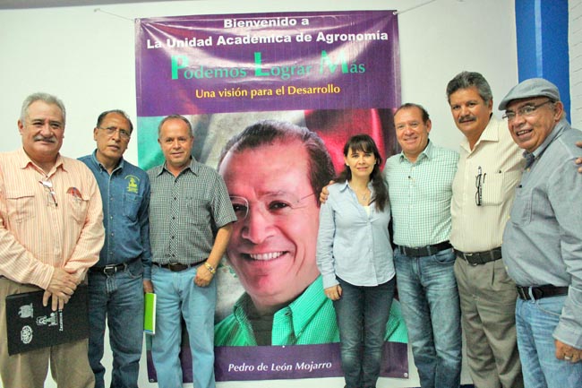 Pedro de León, al tiempo de compartir sus experiencias con alumnos y directivos del plantel ■ foto: La Jornada Zacatecas