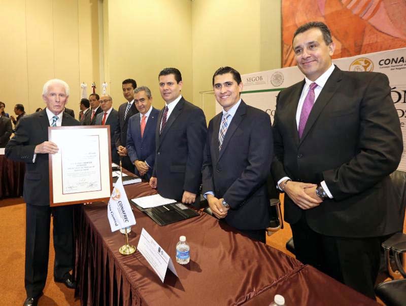 En el evento se entregó un reconocimiento por 30 años de trayectoria al juez del Registro Civil municipal de Zacatecas, Rafael Pedroza Hornedo ■ FOTO: LA JORNADA ZACATECAS
