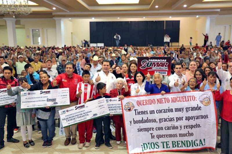 Aspecto de la entrega de apoyos, encabezada por el mandatario estatal ■ foto: La Jornada Zacatecas