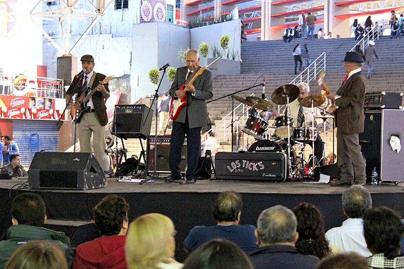 Aspectos del concierto del grupo Los Ticks, afuera de las instalaciones del Multiforo ■ FOTOS: LA JORNADA ZACATECAS