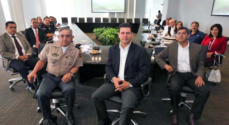 El gobernador junto con integrantes del Grupo de Coordinación Local ■ foto: LA JORNADA ZACATECAS