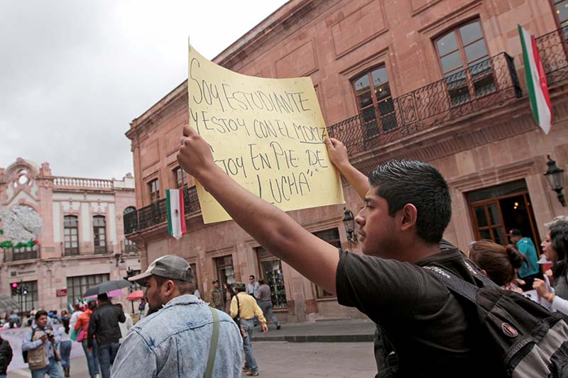 Los profesores, con apoyo de algunas organizaciones, protestaron en el Centro Histórico ■ foto: ernesto moreno
