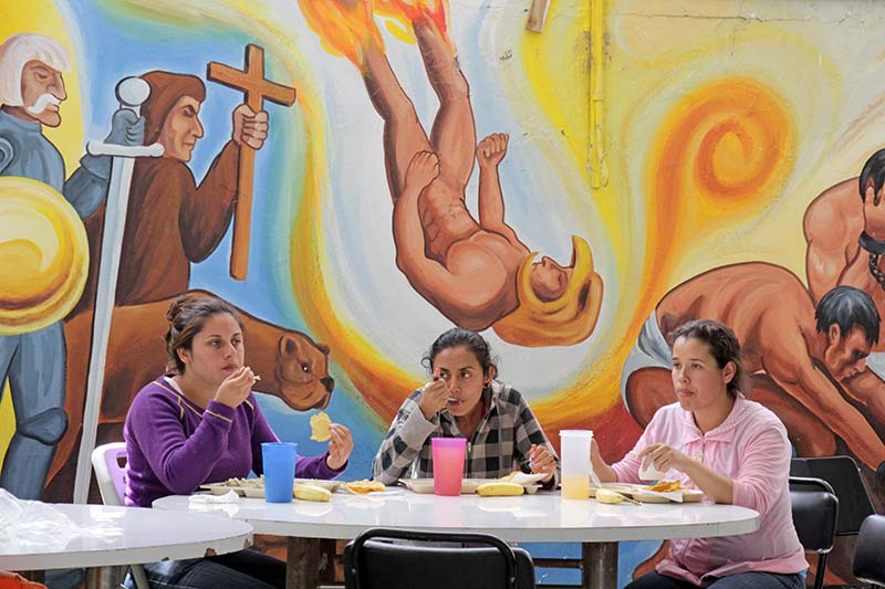El principal problema en la Normal Rural de San Marcos General Matías Ramos Santos es la falta de agua potable. Además, se tienen serias carencias en los espacios académicos, a pesar de que las autoridades han prometido la construcción de aulas, y con la Reforma Educativa vino la falta de maestros, señalan miembros de la comunidad estudiantil ■ FOTOS: ERNESTO MORENO