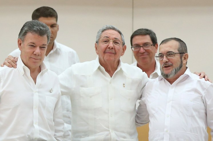 El líder cubano, Raúl Castro, (centro), el presidente de Colombia, Juan Manuel Santos, (izquierda), y el líder rebelde de las FARC, Rodrigo Londoño, más conocido como “Timochenko”, tras acordar un convenio final de paz en seis meses. Foto Reuters