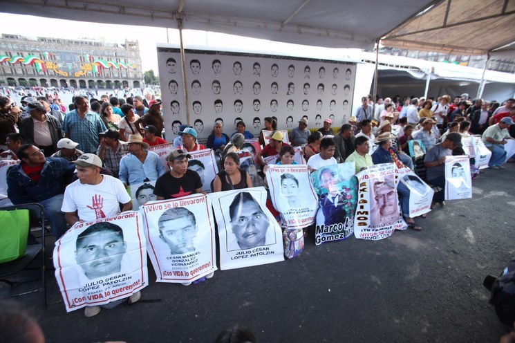Padres de los normalistas de Ayotzinapa desaparecidos inician un ayuno de 43 horas en el Zócalo al conmemorarse un año del ataque en Iguala. Foto Jesús Villaseca