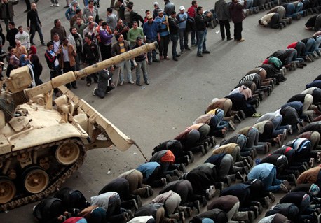 Un tanque del ejército durante una manifestación en el centro de El Cairo, en imagen de archivo. Foto Ap
