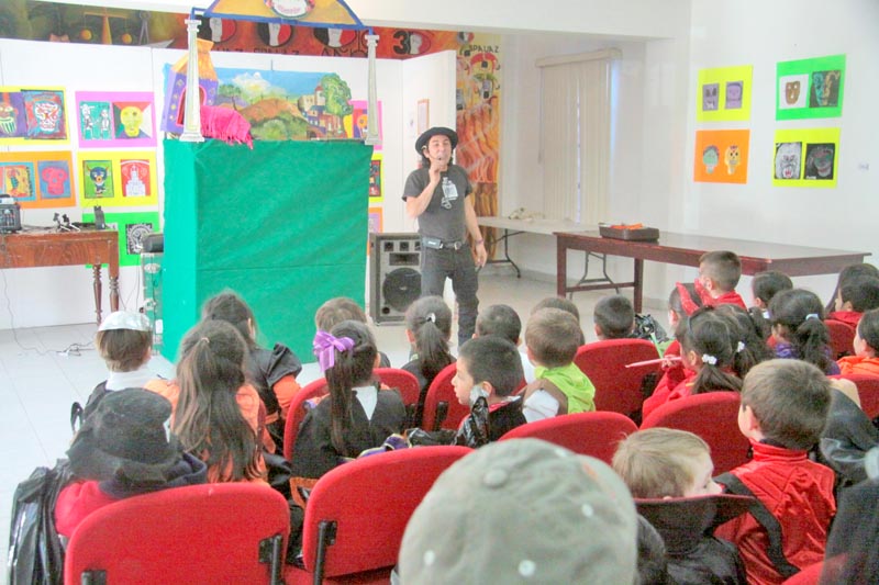 Martín Letechipía, en reciente presentación de títeres ■ foto: la jornada zacatecas