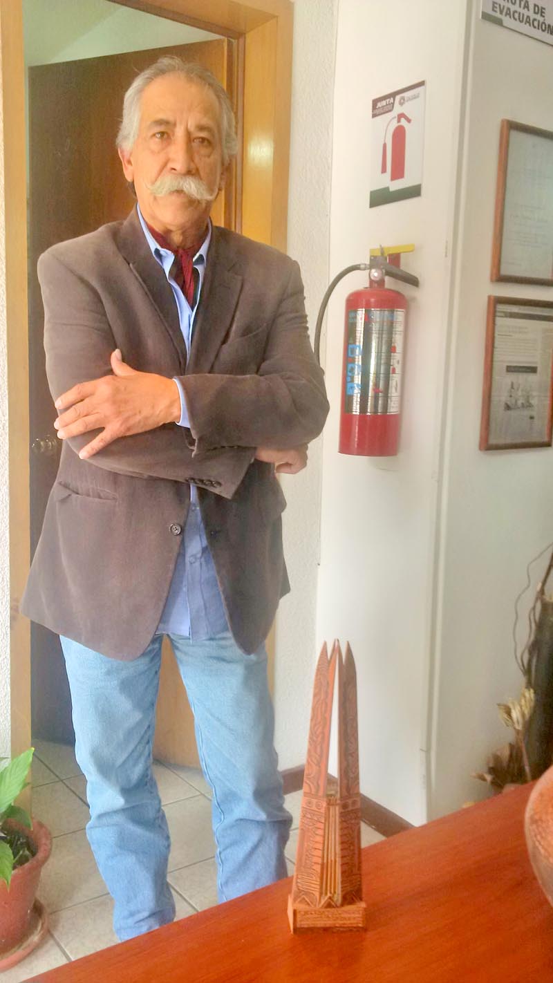 El artista Ismael Guardado con su pieza a escala ■ foto: alma ríos