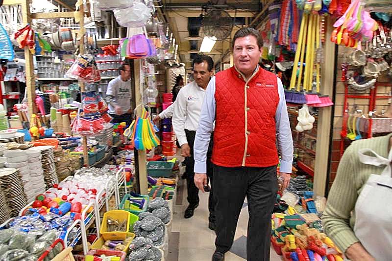 Adolfo Bonilla Gómez, titular de la dependencia, visitó las instalaciones del mercado Arroyo de la Plata ■ foto: la jornada zacatecas
