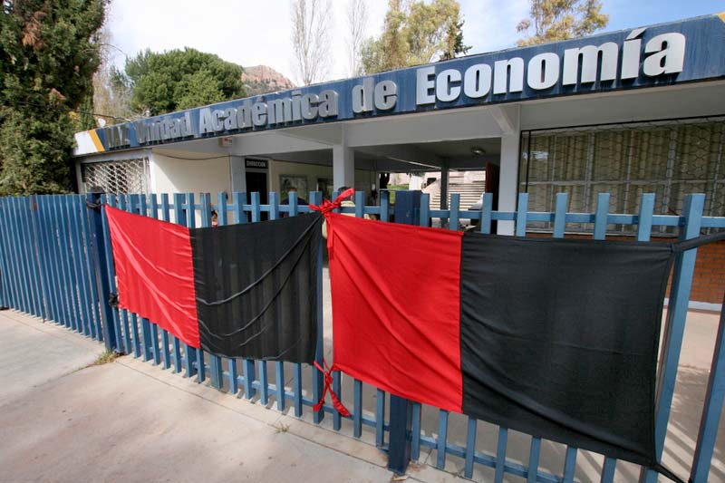 Aspecto de un paro laboral efectuado anteriormente en la Unidad Académica de Economía ■ FOTO: ANDRÉS SÁNCHEZ