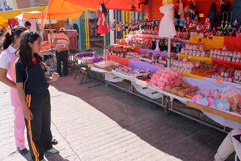 Comerciantes se quejan de bajas ventas y poco apoyo de las autoridades ■ foto: rafael de santiago