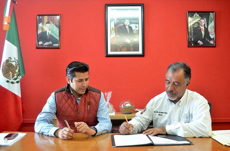 Firma de convenio efectuada entre el secretario de Gobierno, Julio César Chávez Padilla y el director del Instituto Tecnológico del Estado de Zacatecas, Rito Martín Herrera Flores ■ FOTO: LA JORNADA ZACATECAS