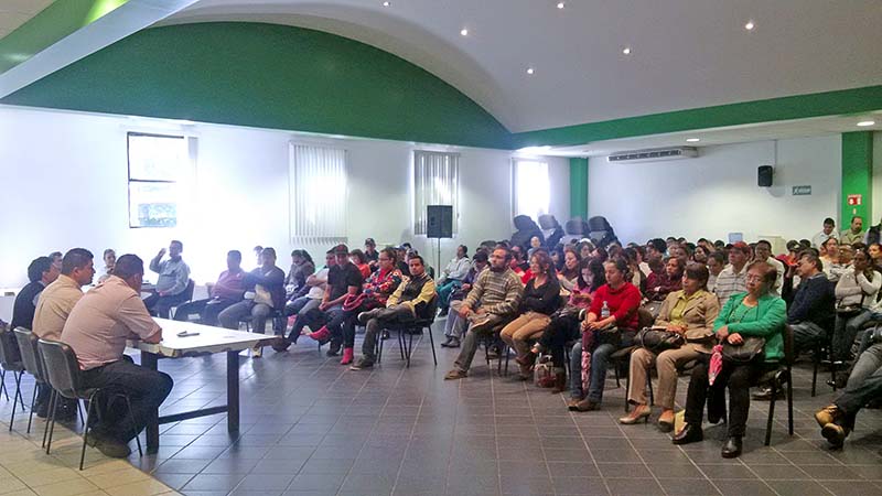 Aspecto de la reunión entre profesores disidentes y autoridades educativas ■ foto: alma tapia