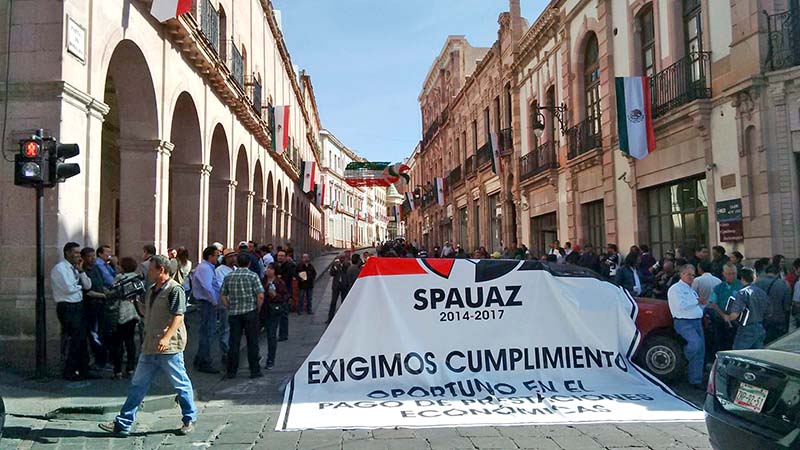 A principios de septiembre, agremiados del Spauaz bloquearon la avenida Hidalgo, en el Centro Histórico, para exigir el pago de prestaciones ■ FOTO: ERNESTO MORENO