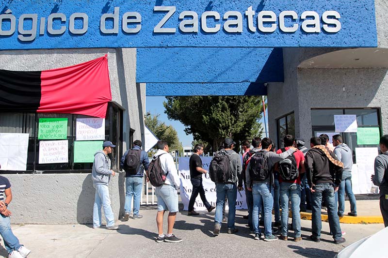Aspecto de la toma que estudiantes realizaron en las instalaciones del ITZ en busca de remover a Ricardo Rodríguez de la dirigencia ■ FOTO: ERNESTO MORENO