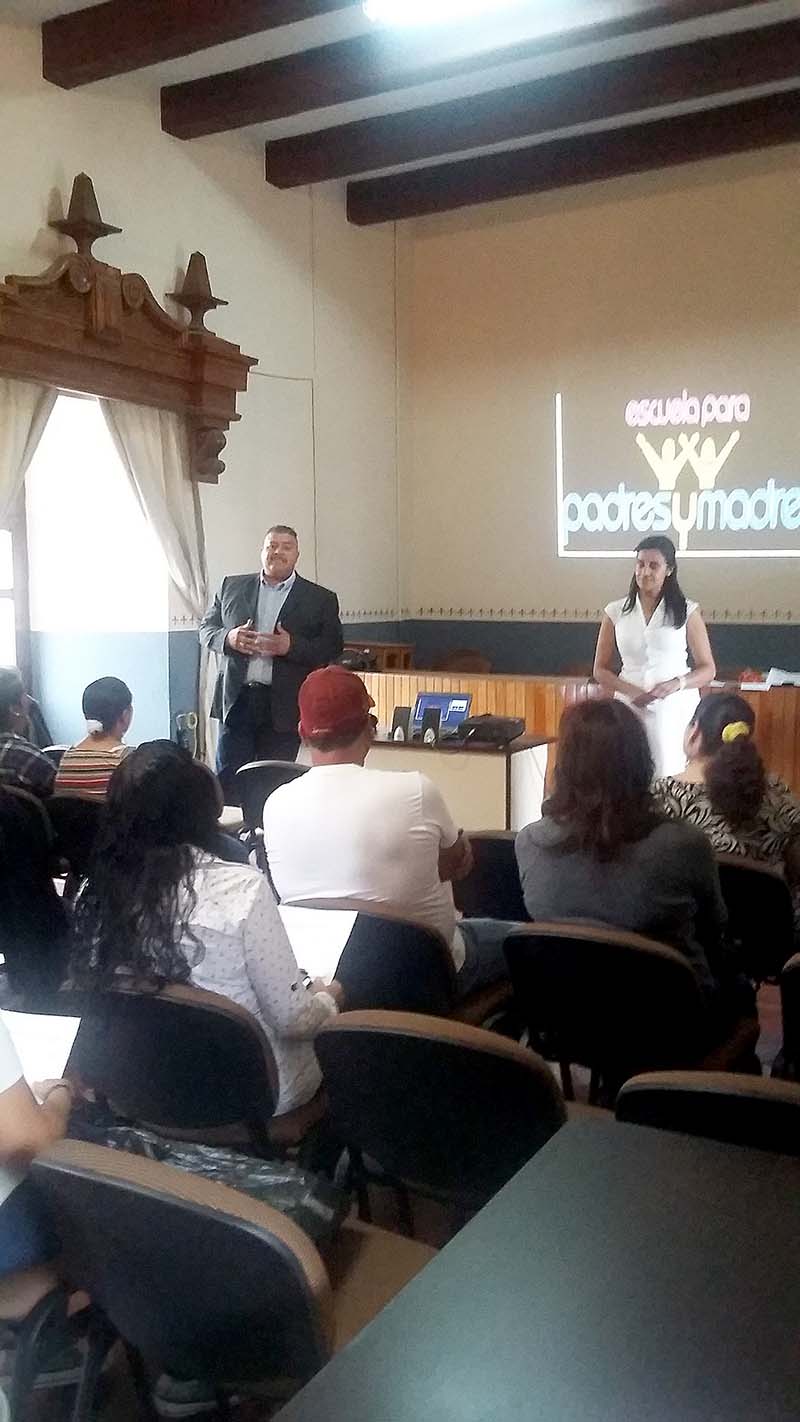 La primera sesión del taller se llevó a cabo en el salón de cabildo de la presidencia de Tlaltenango ■ foto: la jornada zacatecas