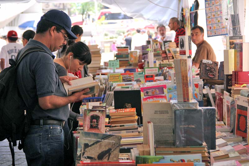 En promedio los mexicanos leen al año 3.7 libros y la media de tiempo continuo que se dedica la lectura en general es de 38 minutos ■ foto: la jornada zacatecas