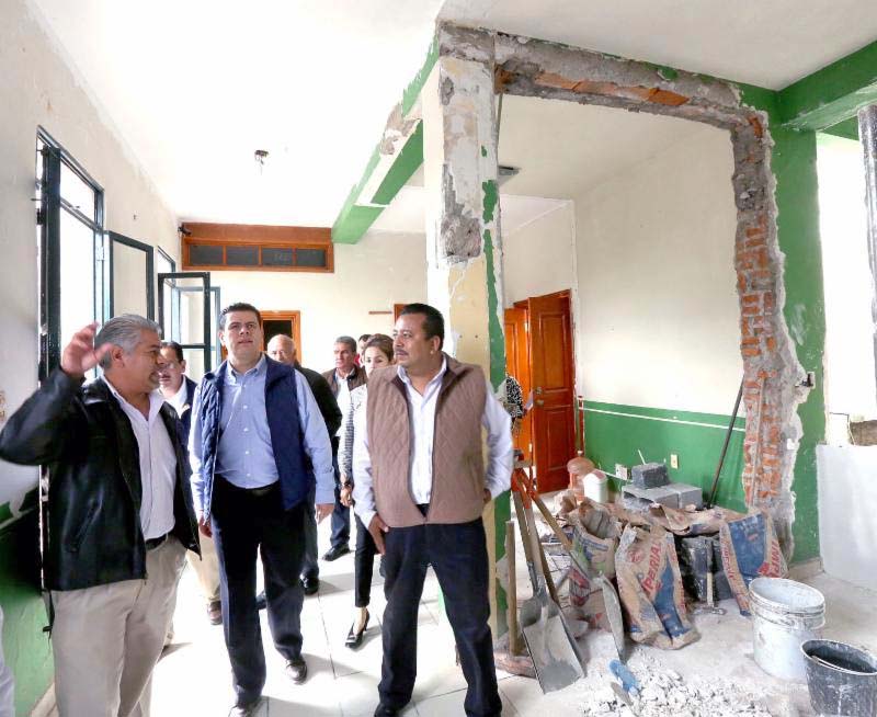 Durante su visita al municipio, el mandatario estatal también revisó los trabajos de remodelación de la presidencia ■ FOTO: LA JORNADA ZACATECAS