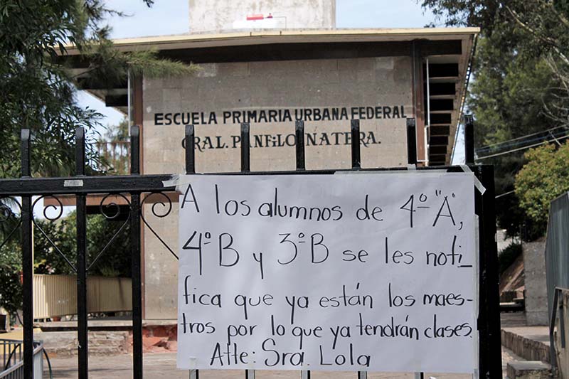En el barandal que se encuentra en la entrada de la escuela, se colocaron cartulinas en las que se informaba que ya se cuenta con profesores ■ FOTO: RAFAEL DE SANTIAGO