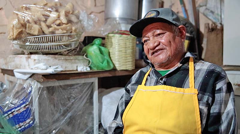 Para hacer la salsa, “el truco está en la mano”, señala el avezado vendedor de duros. “Muchos han intentado elaborarla, pero no les queda igual” ■ FOTOS: MIGUEL ÁNGEL NÚÑEZ