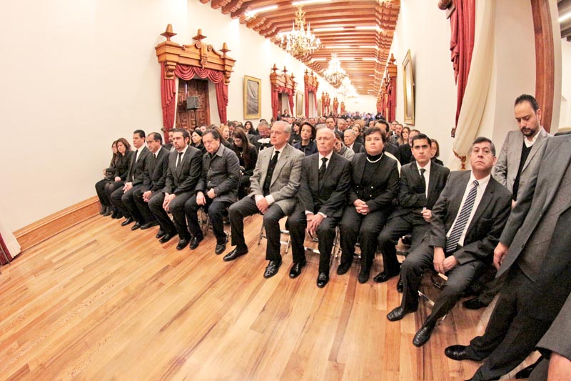Este sábado, las autoridades realizaron un homenaje a Tomás Torres ■ foto: ernesto moreno