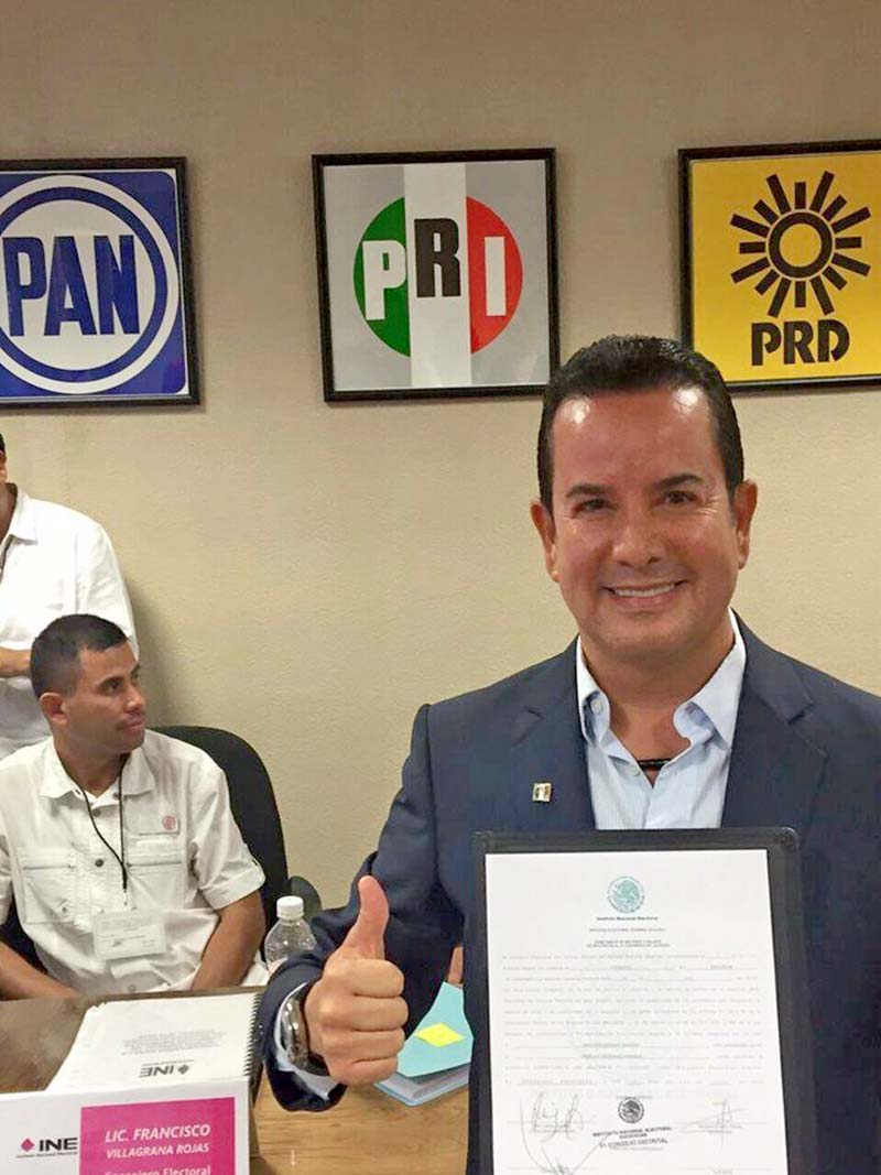 Benjamín Medrano, en el INE al recibir su constancia de mayoría como diputado federal electo ■ FOTO: FACEBOOK DE BENJAMÍN MEDRANO