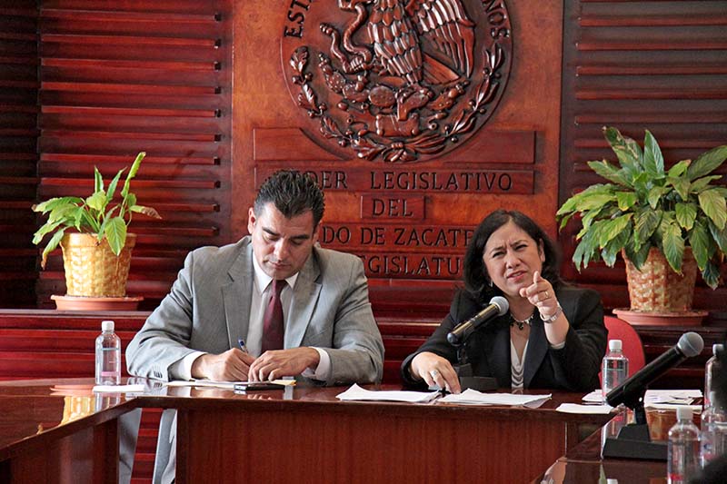 Irma Eréndira Sandoval Ballesteros, investigadora de la UNAM, estuvo en el Congreso del estado ■ FOTOS: ERNESTO MORENO