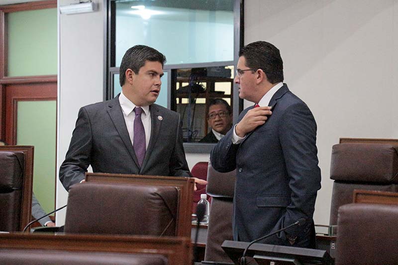 Luis Acosta Jaime (izquierda), presidente de la Comisión legislativa de Vigilancia ■ FOTO: ERNESTO MORENO