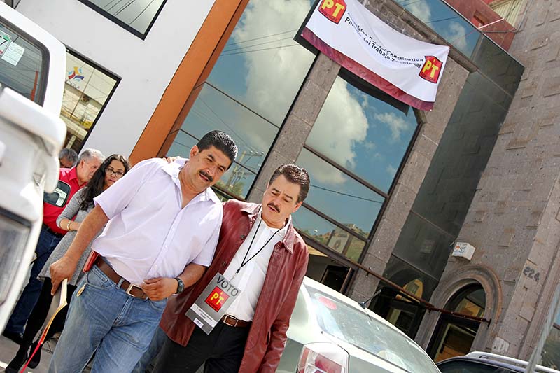 Alfredo Femat Bañuelos (derecha), luego de abandonar el recinto donde se efectuaba la asamblea el pasado 19 de septiembre ■ foto: andrés sánchez