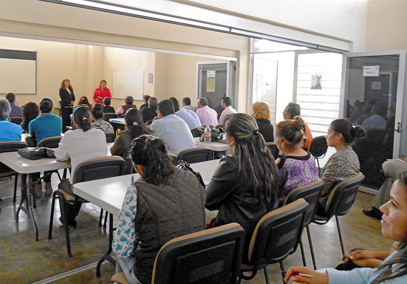 El Tribunal Superior de Justicia comenzó la capacitación en el Nuevo Sistema de Justicia Penal para abogados litigantes del distrito judicial de Loreto, con la finalidad de que mejoren su práctica como defensores, conozcan, aprendan y apliquen las técnicas así como estrategias de litigación no sólo en Juicio Oral, sino en todas las etapas del procedimiento penal, conforme a los principios y normatividad establecidos en el Sistema de Justicia Penal Mexicano y en el Derecho Internacional ■ FOTO: LA JORNADA ZACATECAS