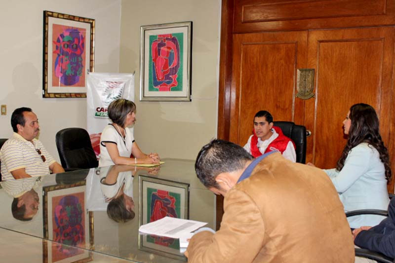 Carlos Peña Badillo atendió a la ciudadanía en su oficina ■ FOTO: LA JORNADA ZACATECAS
